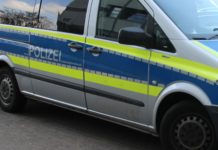 Mann ohne Führerschein befördert neun Schulkinder in einem 3er BMW