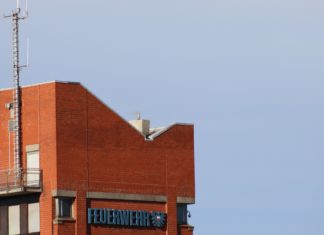 Krankentransportwagen gerät in Brand