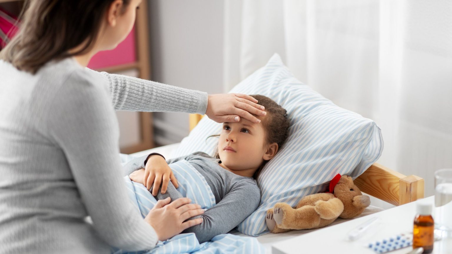ребенок простыл. ребенок болеет. осложнения гриппа у детей 2023. мама и ребенок болеет. жена и дети болеют.