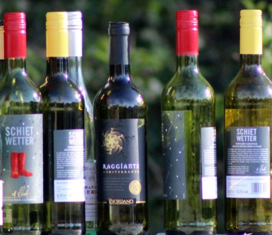 Frau unter Alkoholeinfluss fährt E-Bike und leistet Widerstand