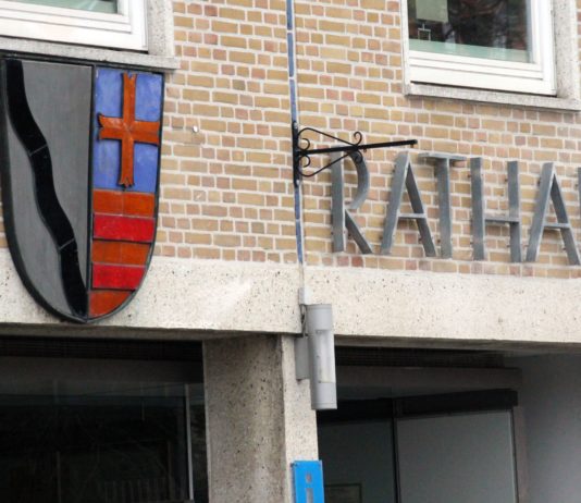 Parkendes Fahrzeug angefahren – Polizei sucht nach Hinweisen