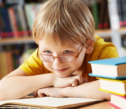 Jedes achte Grundschulkind trägt eine Brille
