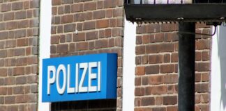 An Bushaltestelle: Unbekannter schlägt Frau mehrfach ins Gesicht