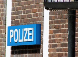 An Bushaltestelle: Unbekannter schlägt Frau mehrfach ins Gesicht