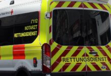 Lkw kracht in Hauswand