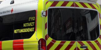 Lkw kracht in Hauswand