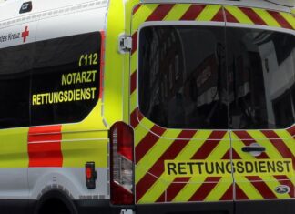 Lkw kracht in Hauswand