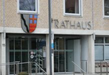 Der Maibaum ist im Anmarsch