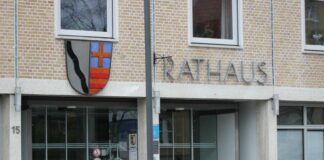 Der Maibaum ist im Anmarsch