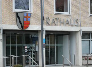 Der Maibaum ist im Anmarsch