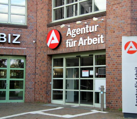 Arbeitsminister Madsen kommentiert Arbeitsmarktdaten