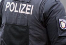 Unbekannter Täter zerkratzt Auto auf Supermarktparkplatz