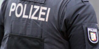 Unbekannter Täter zerkratzt Auto auf Supermarktparkplatz