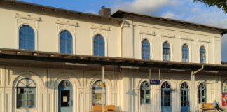 Mann greift im Zug Fahrgast mit Messer an