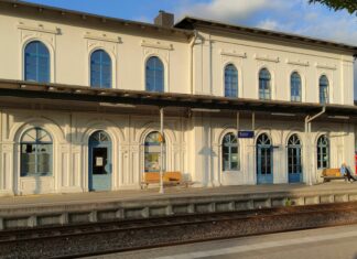 Mann greift im Zug Fahrgast mit Messer an