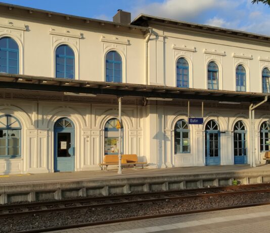 Mann greift im Zug Fahrgast mit Messer an