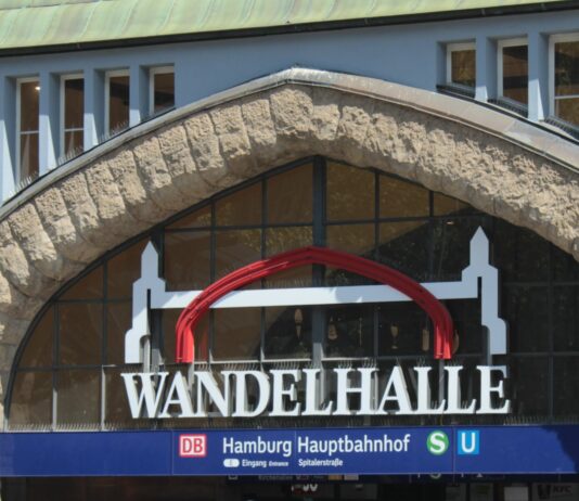 Frau begeht Diebstahl und wird bereits mit Haftbefehl wegen Diebstahls gesucht