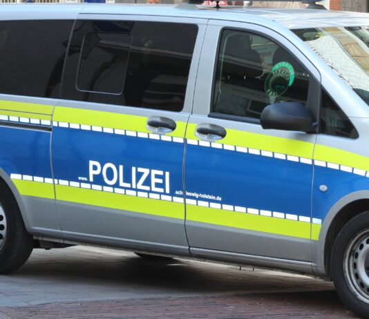 Spezialkräfte nehmen falsche Polizeibeamte fest