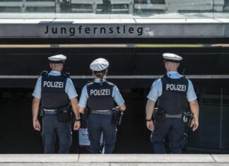 Frau soll in 28 Fällen ohne Fahrschein in öffentlichen Verkehrsmitteln gefahren sein