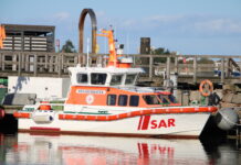 Ehepaar rettet Mann am Yachthafen