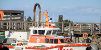 Ehepaar rettet Mann am Yachthafen