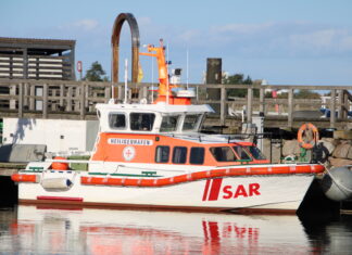 Ehepaar rettet Mann am Yachthafen