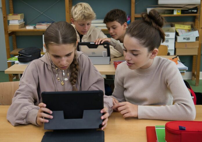 Schüler csm_SK_Schueler_in_der_Schule_2_print_8a977ea3bc