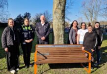 Orangefarbene Bank vor dem Behördenhochhaus