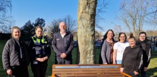 Orangefarbene Bank vor dem Behördenhochhaus