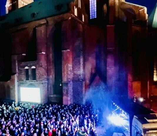 BASS GEGEN HASS mit Superkunstfestival und Theater Lübeck