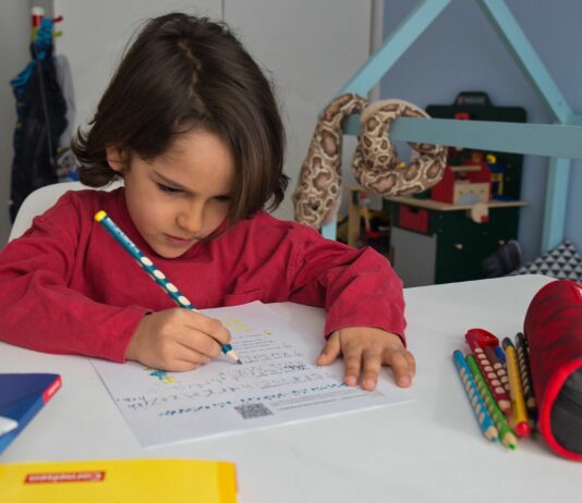 Studienkreis verschenkt Ratgeber für Eltern von Grundschulkindern