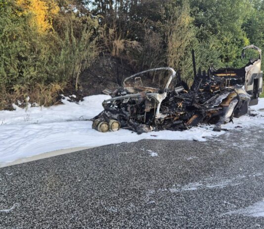 Wohnmobil gerät während der Fahrt in Brand – Autobahn gesperrt