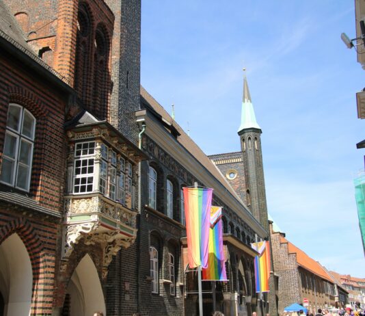 Sozialministerin Aminata Touré beim CSD Lübeck