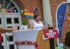 Regenbogenflaggen vor dem Stockelsdorfer Rathaus
