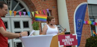 Regenbogenflaggen vor dem Stockelsdorfer Rathaus