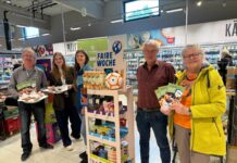 Fairtrade-Steuerungsgruppe beteiligte sich am Regionaltag bei REWE Schock