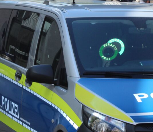 Polizei stellt Schreckschusswaffe an Schule sicher
