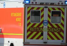 Schwer verletzte Frau an Bushaltestelle