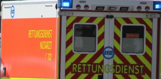 Schwer verletzte Frau an Bushaltestelle
