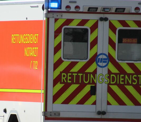 Schwer verletzte Frau an Bushaltestelle