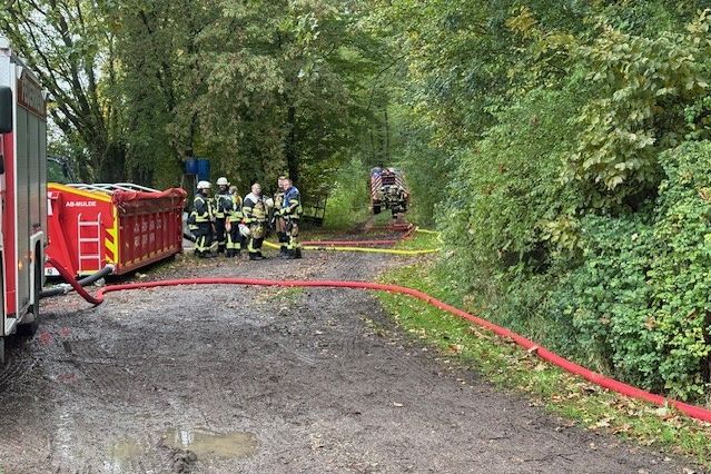 Einsatzkräfte im Wald